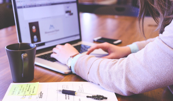 Frau am Computer Frau am Laptop